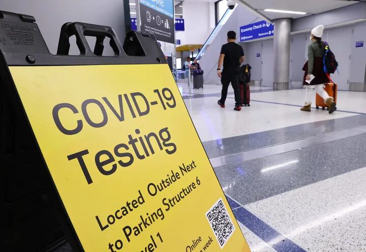Un cartel indica la ubicación de un local de testeo del COVID-19 dentro del aeropuerto internacional Tom Bradley, en Los Angeles, California.