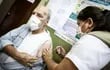 Personas reciben una dosis de una vacuna contra a Influenza en la Campaña de Invierno 2022. EFE/Nathalia Aguilar