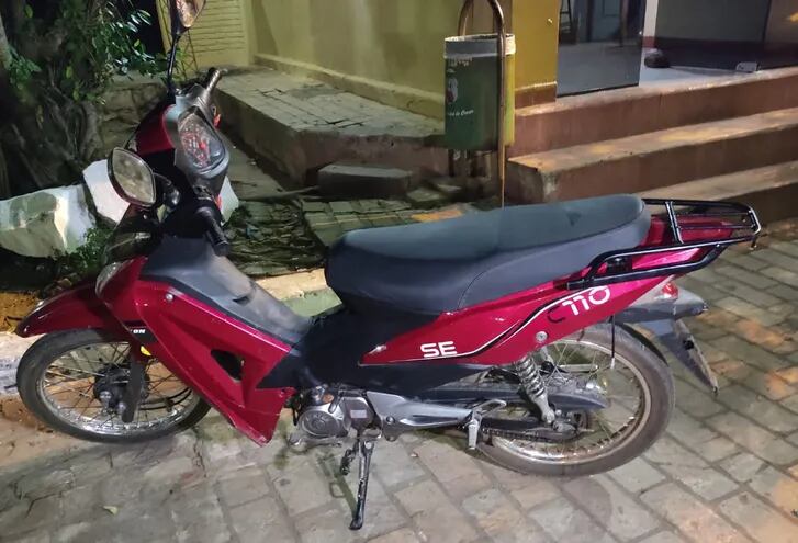 Motocicleta que fue recuperada por la Policía en Capiatá.