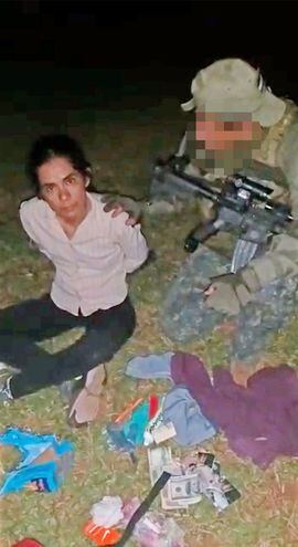 Momento de la captura de Laura Mariana Villalba Ayala, ocurrida en la noche del 23 de diciembre último. Un militar le comunica que su vida será respetada y exhibe las evidencias encontradas.