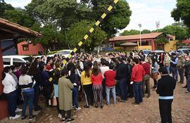 Padres de estudiantes protestando cuando explotó el caso de abuso infantil en el colegio lambareño.