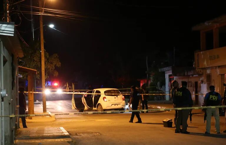 Integrantes de la Policía de Investigación de México laboran en la zona donde fue atacada la casa de la candidata Blanca Merari Tziu Muñoz, el 28 de mayo del 2021 en el balneario de Cancún en Quintana Roo (México).