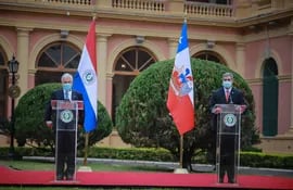 El presidente de Chile, Sebastián Piñera (izq.) y su homólogo paraguayo Mario Abdo Benítez,  en Palacio de López, a fines de setiembre pasado.