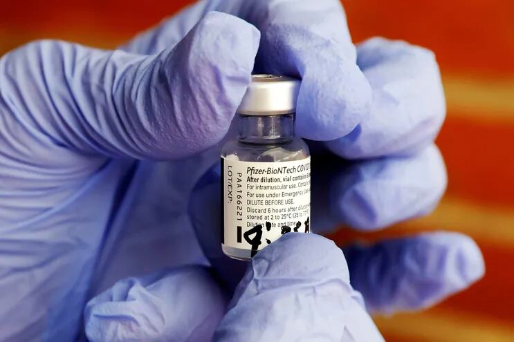 Una enfermera sostiene una vacuna del fabricante Pfizer-BioNTech contra el Covid-19.