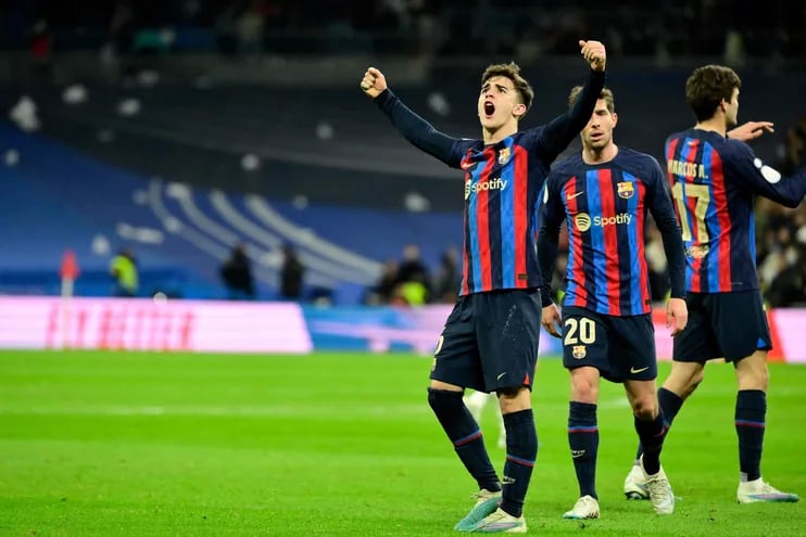 Festejo de los jugadores del Barcelona tras el gol en el Bernabeu