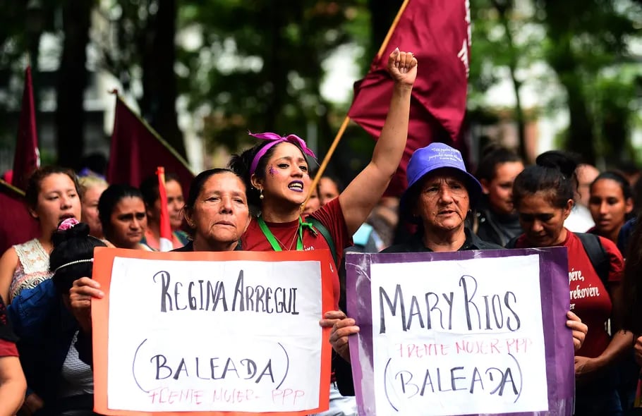 Activistas participaron el sábado de una marcha en el marco del Día Internacional de la Eliminación de la Violencia contra la Mujer, en Asunción. Representantes de organizaciones sociales, campesinas y feministas exigieron justicia y condenaron toda forma de violencia -como la estatal, digital y física- hacia las mujeres en Paraguay.