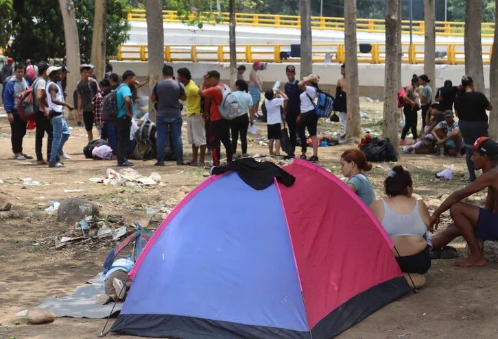 Migrantes de diversas nacionalidades, descansan en un campamento temporal hoy, en la ciudad de Tapachula, Chiapas (México).