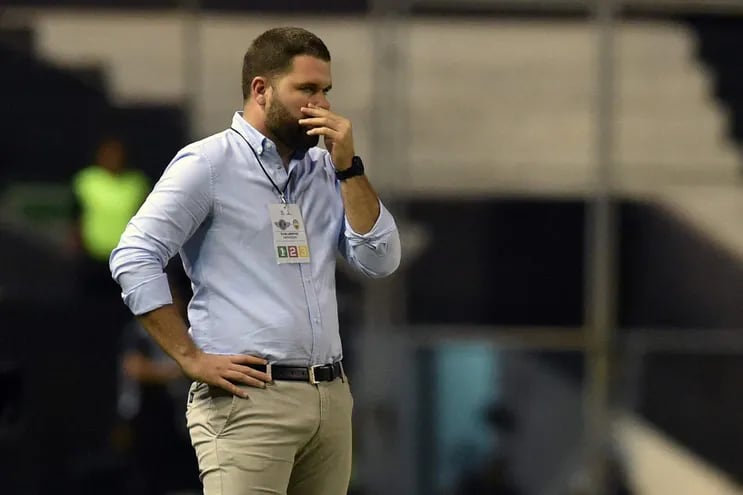 El entrenador de Libertad, Ariel Galeano, observa atentamente el desarrollo del juego ante Táchira. (AFP)