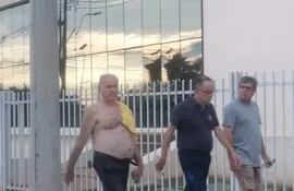 Ramón González Daher, días después de su condena, caminando orondamente por Luque.