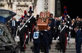 El féretro del ex primer ministro de Italia, Silvio Berlusconi, es llevado desde la Catedral de Milán hasta su última morada.  (AFP)