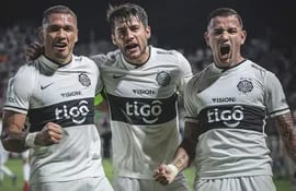 Iván Torres (centro), en el festejo de un gol de Olimpia con Richard Ortiz y Derlis González.