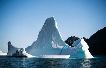 Un iceberg de la isla Kulusuk. Un témpano de hielo denominado A68 realiza un recorrido. Imágenes satelitales captaron el momento.