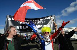 Integrantes del Convoi de la Liberte (convoy de la libertad) posan en Le Mans (Francia) con una bandera de Canadá, país donde surgió el movimiento.