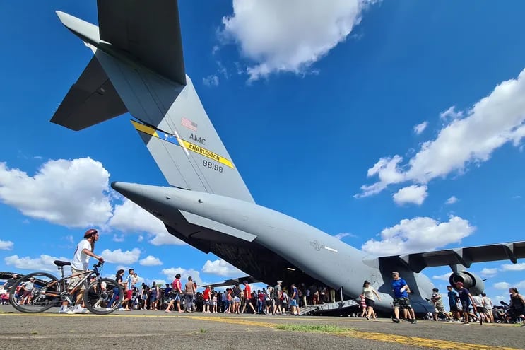 El carguero C-17 Globemaster de US$ 218 millones recibió a cientos de personas que coparon las instalaciones de la I Brigada Aérea en la Base de la FAP en Luque. Esta visita habría costado unos USD 100 mil.