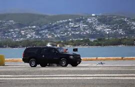 El automóvil oficial del presidente de los Estados Unidos Joe Biden llega hoy al puerto de la ciudad sureña de Ponce (Puerto Rico), durante su reciente visita en la cual prometió construir la isla "más rápido" y "en una forma resiliente" ante nuevos huracanes.