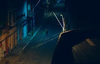 Escena de la película brasileña "A strange path", que se convirtió en la principal ganadora del festival de cine de Tribeca.