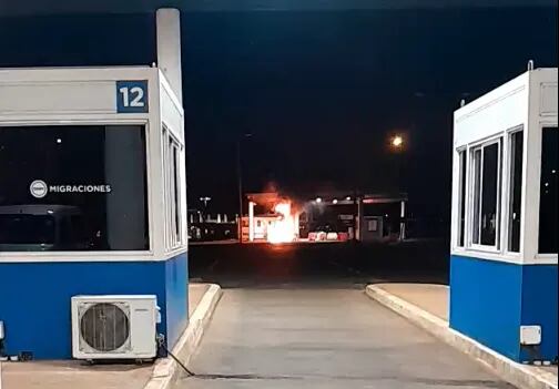 Un vehículo se incendió en el paso fronterizo Posadas - Encarnación