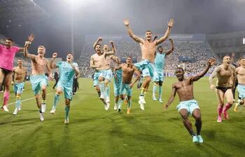 Jugadores del Hellas Verona celebra tras ganar el partido de desempate contra Spezia.
