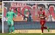 Mergim Berisha (d) festeja su gol para Augsburgo y lo sufre Manuel Neuer (i), arquero del Bayern. r
