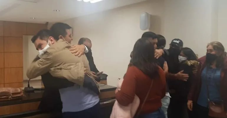 Edilberto Miranda, hermano de la víctima, abraza al abogado Albino Ramírez (i), mientras otros familiares celebran el fallo favorable.