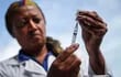 Una trabajadora de la salud prepara una dosis de la vacuna contra el dengue en el barrio de Barra de Guaratiba, en Río de Janeiro (Brasil).
