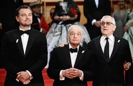 Martin Scorsese (C) llega con los actores Leonardo Dicaprio y Robert De Niro a la proyección de la película "Killers of the Flower Moon" en el festival de Cannes.