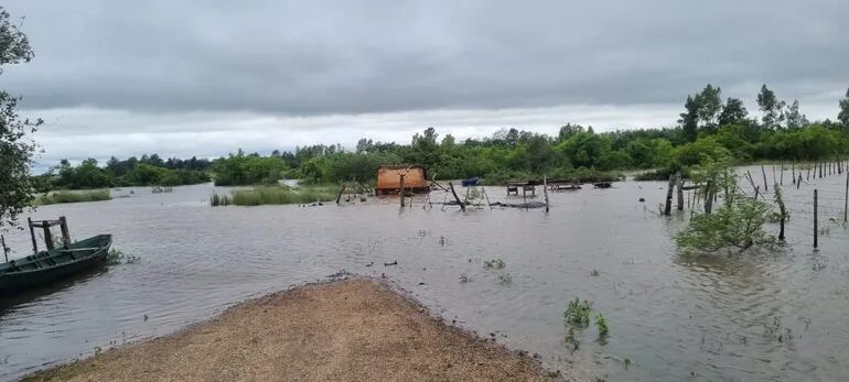 El área de producción de ladrillos de la Asociación de Oleros de Villa Florida, Misiones ya se encuentra inundada a consecuencia de la crecida del río Tebicuary.