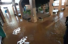 Inundación e pasillos en el Materno Infantil de San Lorenzo.
