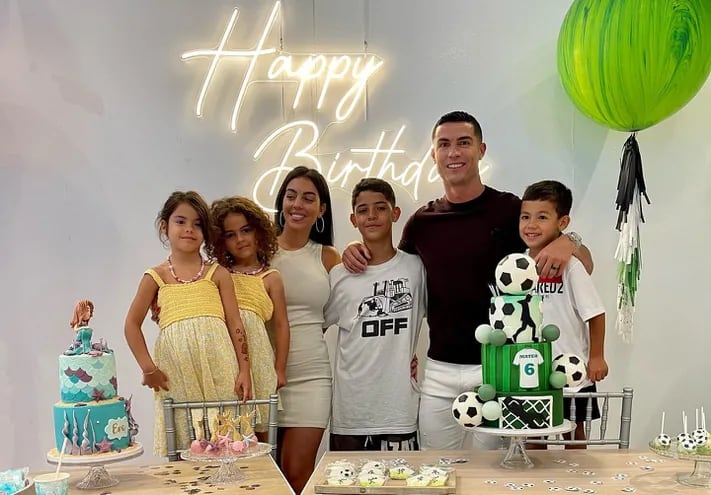 Cristiano Ronaldo y Georgina Rodríguez posan con los cumpleañeros Eva y Mateo, y sus hermanitos Cristiano Junior y Alana Martina. En la postal solo falta la más pequeñita, Bella Esmeralda.