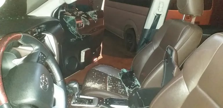 Los asaltantes rompieron los vidrios de la camioneta de la víctima al no encontrar el dinero.