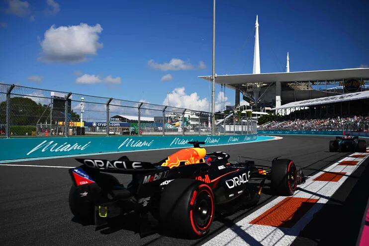 El Red Bull Racing del piloto neerlandés Max Verstappen en la clasificación de la carrera principal del Gran Premio de Miami de la Fórmula 1 en el Autódromo Internacional de Miami, en Miami, Estados Unidos.