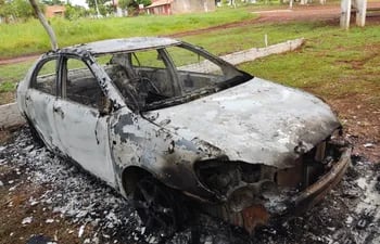 El vehículo quedó convertido en chatarra tras el incendio.