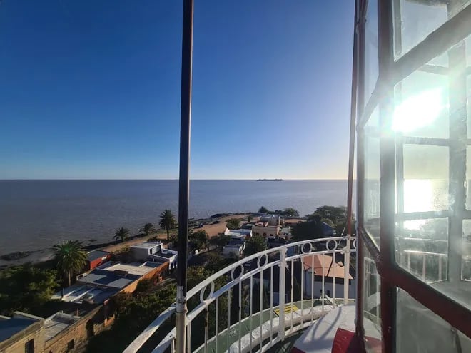 Vista del Río de la Plata desde lo alto de el Faro de Colonia, Uruguay.