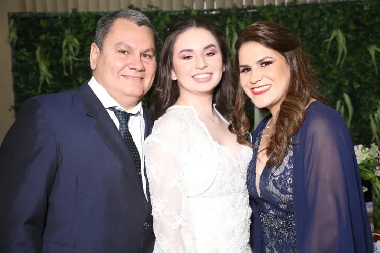 Paulina con sus padres Manuel Irala y Karina Fernández.