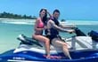Leo Messi y Antonela Roccuzzo paseando en una moto acuática por las Bahamas.