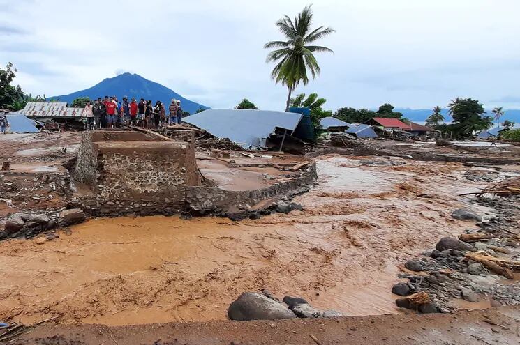 Viviendas dañadas tras una inundación repentina en la aldea de Waiwerang, East Flores. Más de 100 personas murieron en Indonesia y el vecino Timor Oriental y decenas más siguen desaparecidas.