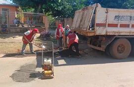 Operarios de la Municipalidad trabajan para tapar los baches generados por la Essap.