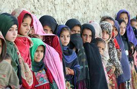 Niñas afganas, durante un evento educativo organizado por Pen Path, una iniciativa de la sociedad civil que brinda educación en áreas donde no hay escuelas, en Kandahar, Afganistán.