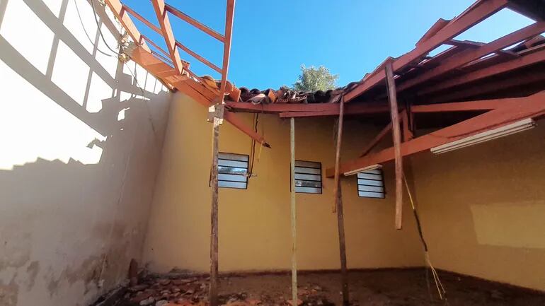 El techo derrumbado de la sala de clases del nivel inicial.