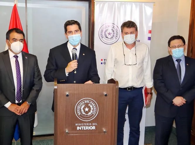 Óscar Llamosas (i), ministro de Hacienda; Federico González, ministro del Interior; Denis Lichi, titular de Petropar, y Óscar Orué, viceministro de Tributación, ayer en rueda de prensa.