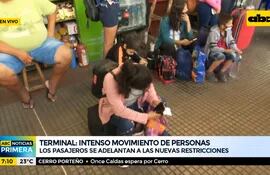 Intenso movimiento de personas en la Terminal de Asunción