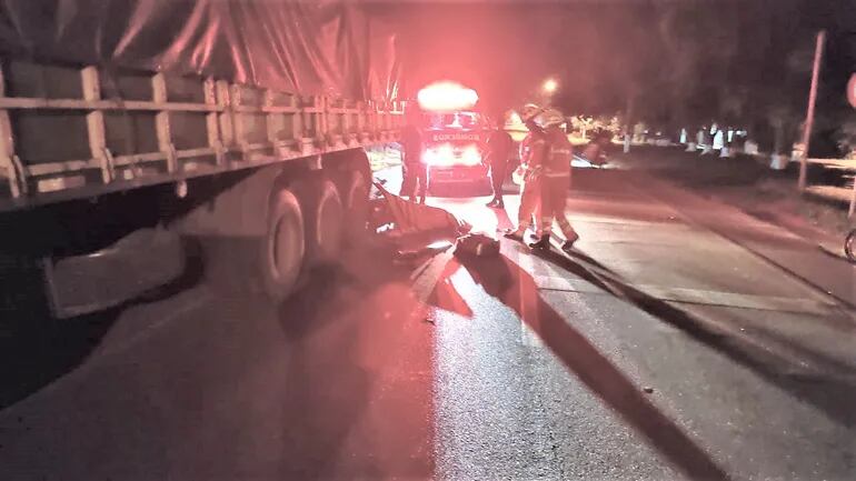 Motociclista fallece tras embestir contra un tracto camión que se encontraba estacionado sobre la banquina de la ruta PY01.
