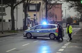 La policía cierra una calle cuando la gente abandona su área de residencia en el distrito de Gallus en Frankfurt am Main, en el oeste de Alemania, durante una evacuación en la madrugada del 6 de diciembre de 2020.