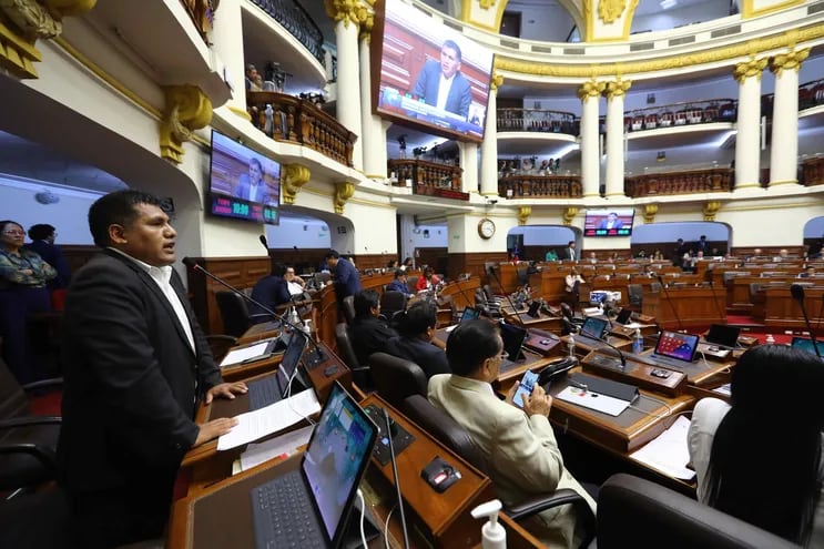 Fotografía cedida por el Congreso de Perú que muestra otra sesión del pleno que debate el proyecto de ley para adelantar elecciones generales, en Lima, Perú.