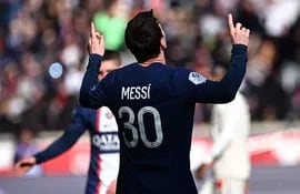 Lionel Messi celebra el tanto que convirtió para la victoria del París Saint Germain sobre el Lille en el Parque de los Príncipes por la fecha 24 de la Ligue 1 de Francia.