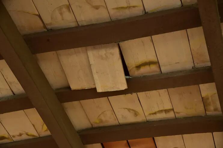 Tejas se desprenden del techo de uno de los corredores en la escuela Blas Garay del barrio Hipódromo de Asunción.