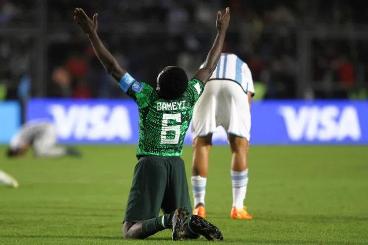 Daniel Bameyi de Nigeria celebra hoy, al final de un partido de los octavos de final de la Copa Mundial de Fútbol sub-20 entre Argentina y Nigeria en el estadio Bicentenario en San Juan (Argentina).