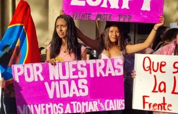 #25N marcha por el Día Internacional de la lucha contra la violencia hacia la mujer. Plaza Uruguaya. Plaza de la Democracia, el 25 de noviembre de 2021.