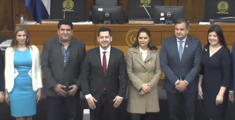 La nueva defensora del Pueblo adjunta, Natalia Sosa (centro) junto al presidente de la Cámara de Diputados, Raúl Latorre (ANR, HC) y otros miembros de la mesa directiva.