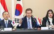 El ministro Luis Alberto Castiglioni (c), el Embajador de Corea, In Shik Woo,  y la ministra de la Secretaría Técnica de Planificación, Viviana Casco.